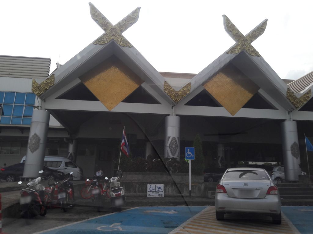 ภาพถนนตรงที่ ลานจอดรถ · นอกเวียง ทางตะวันตกเฉียงใต้ ห่างคูเมือง 1.7 กม. ตั้งอยู่ ถ่ายโดย superbate พ.ศ. 2561 (2018) · A street-level view of where Car park · Outside the moat to the south-west, 1.7 km from the water stands, by superbate in 2561 (2018)