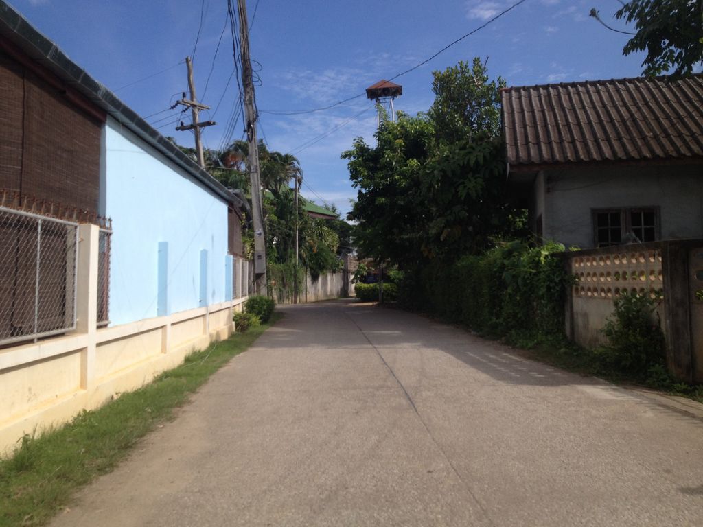 ภาพถนนตรงที่ ที่จอดรถ · ย่านหางดง-สันผักหวาน ตั้งอยู่ ถ่ายโดย jimwatana พ.ศ. 2558 (2015) · A street-level view of where Parking · Hang Dong stands, by jimwatana in 2558 (2015)