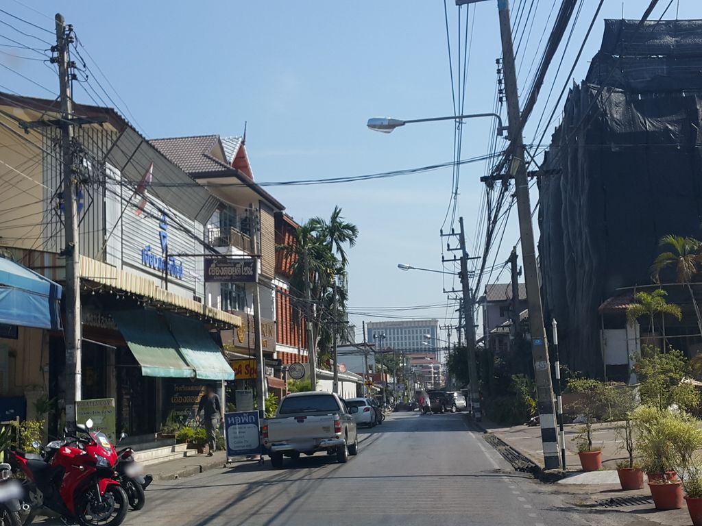 ภาพถนนตรงที่ Anodard Hotel Car Park ตั้งอยู่ ถ่ายโดย jrcarlsen พ.ศ. 2559 (2016) · A street-level view of where Anodard Hotel Car Park stands, by jrcarlsen in 2559 (2016)