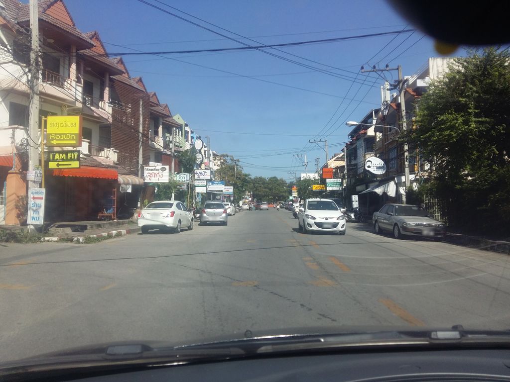 ภาพถนนตรงที่ ที่จอดรถ · นอกเวียง ทางตะวันตก ห่างคูเมือง 1.8 กม. ตั้งอยู่ ถ่ายโดย noochjaree พ.ศ. 2561 (2018) · A street-level view of where Parking · Outside the moat to the west, 1.8 km from the water stands, by noochjaree in 2561 (2018)