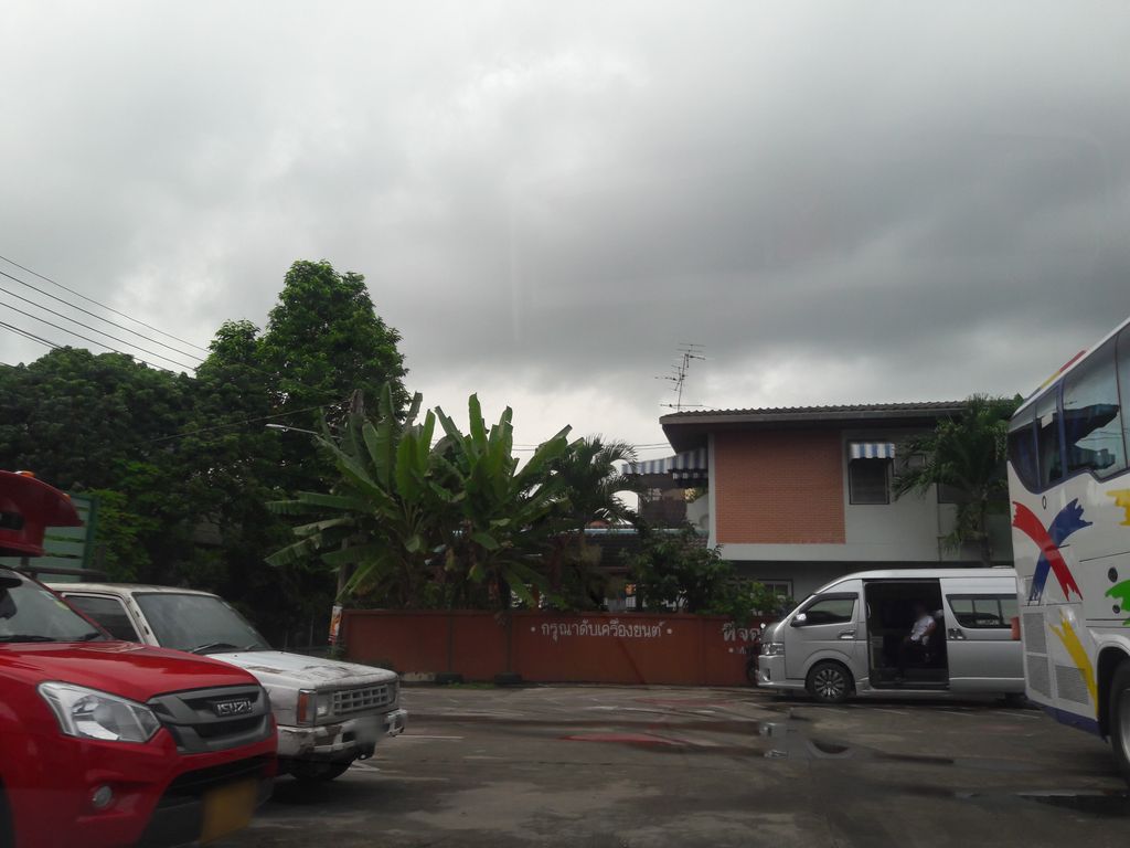 ภาพถนนตรงที่ ที่จอดรถ · นอกเวียง ทางตะวันตกเฉียงเหนือ ห่างคูเมือง 1.2 กม. ตั้งอยู่ ถ่ายโดย superbate พ.ศ. 2561 (2018) · A street-level view of where Parking · Outside the moat to the north-west, 1.2 km from the water stands, by superbate in 2561 (2018)