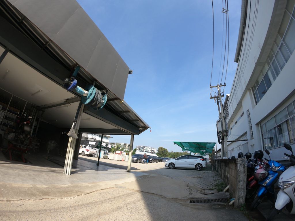 ภาพถนนตรงที่ Suzuki Big Bike ตั้งอยู่ ถ่ายโดย chanuwath_grab พ.ศ. 2562 (2019) · A street-level view of where Suzuki Big Bike stands, by chanuwath_grab in 2562 (2019)