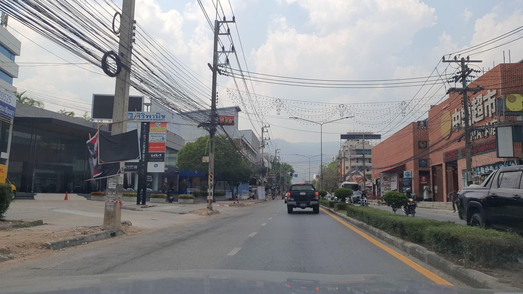 ภาพถนนตรงที่ ที่จอดรถ · นอกเวียง ทางตะวันตกเฉียงเหนือ ห่างคูเมือง 1.7 กม. ตั้งอยู่ ถ่ายโดย jrcarlsen พ.ศ. 2566 (2023) · A street-level view of where Parking · Outside the moat to the north-west, 1.7 km from the water stands, by jrcarlsen in 2566 (2023)