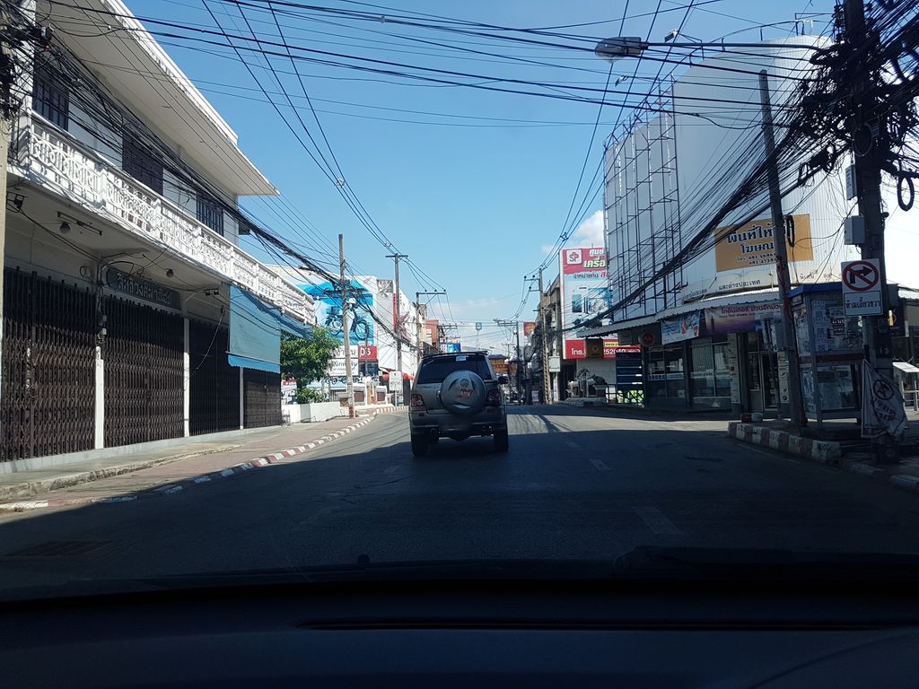 ภาพถนนตรงที่ แม่ข่าพานิช ตั้งอยู่ ถ่ายโดย ekkarin พ.ศ. 2561 (2018) · A street-level view of where Maekha Bike Shop stands, by ekkarin in 2561 (2018)