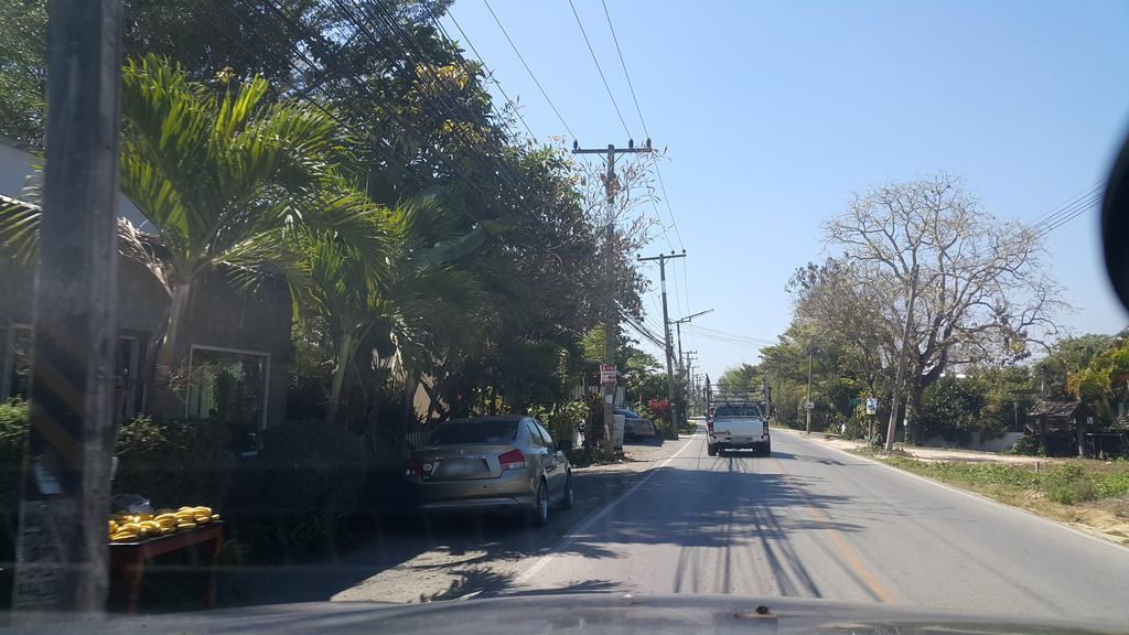 ภาพถนนตรงที่ ที่จอดรถ · ย่านสารภี ตั้งอยู่ ถ่ายโดย jrcarlsen พ.ศ. 2562 (2019) · A street-level view of where Parking · Saraphi stands, by jrcarlsen in 2562 (2019)