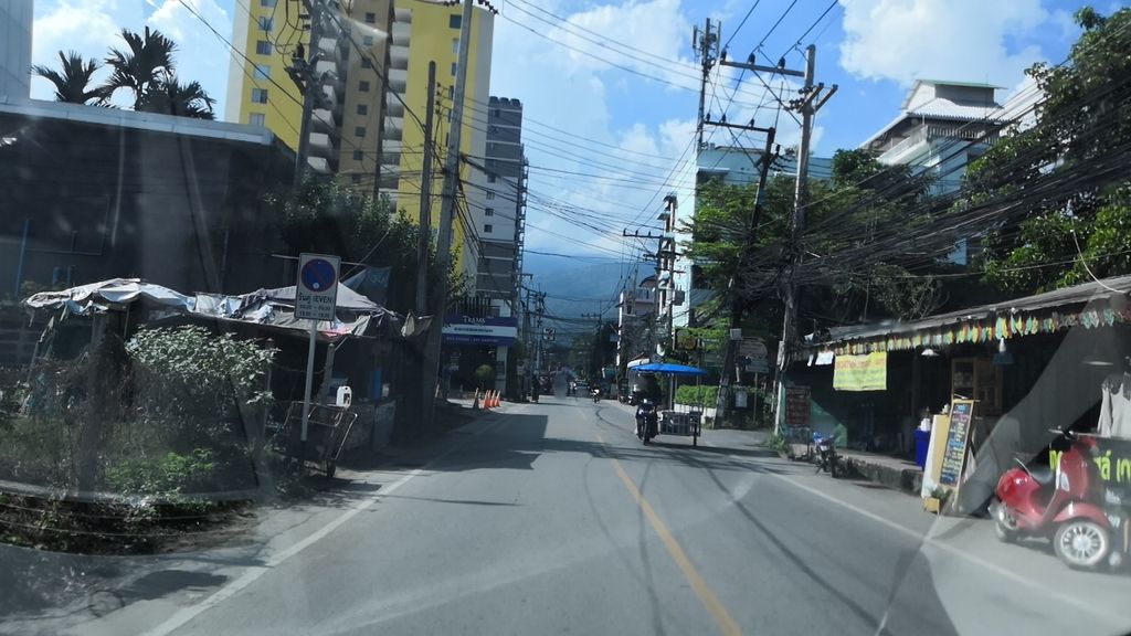 ภาพถนนตรงที่ ที่จอดรถ · นอกเวียง ทางตะวันตกเฉียงเหนือ ห่างคูเมือง 2.1 กม. ตั้งอยู่ ถ่ายโดย charlesano พ.ศ. 2561 (2018) · A street-level view of where Parking · Outside the moat to the north-west, 2.1 km from the water stands, by charlesano in 2561 (2018)