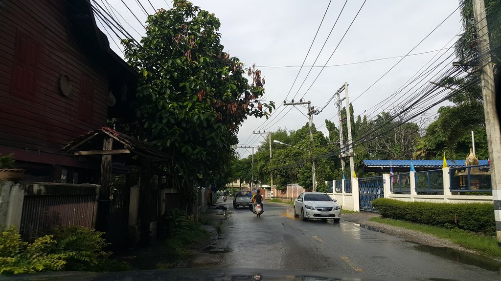 ภาพถนนตรงที่ สำนักงานสรรพสามิตภาคที่ 5 ตั้งอยู่ ถ่ายโดย jrcarlsen พ.ศ. 2559 (2016) · A street-level view of where สำนักงานสรรพสามิตภาคที่ 5 · Samnakngan Sarop Samit Phakthi 5 stands, by jrcarlsen in 2559 (2016)