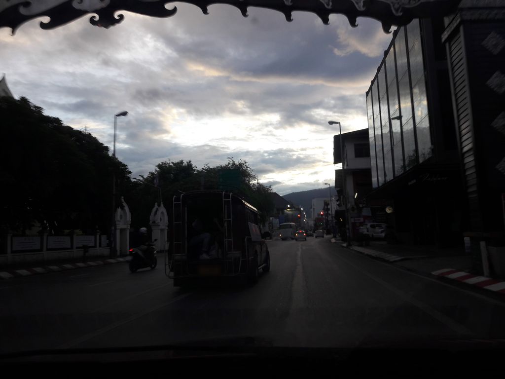 ภาพถนนตรงที่ สถานธนานุบาลเทศบาลนครเชียงใหม่ 1 ตั้งอยู่ ถ่ายโดย ratchaphat พ.ศ. 2561 (2018) · A street-level view of where สถานธนานุบาลเทศบาลนครเชียงใหม่ 1 · Sathanthananuban Thetsaban Nakhon Chiang Mai 1 stands, by ratchaphat in 2561 (2018)
