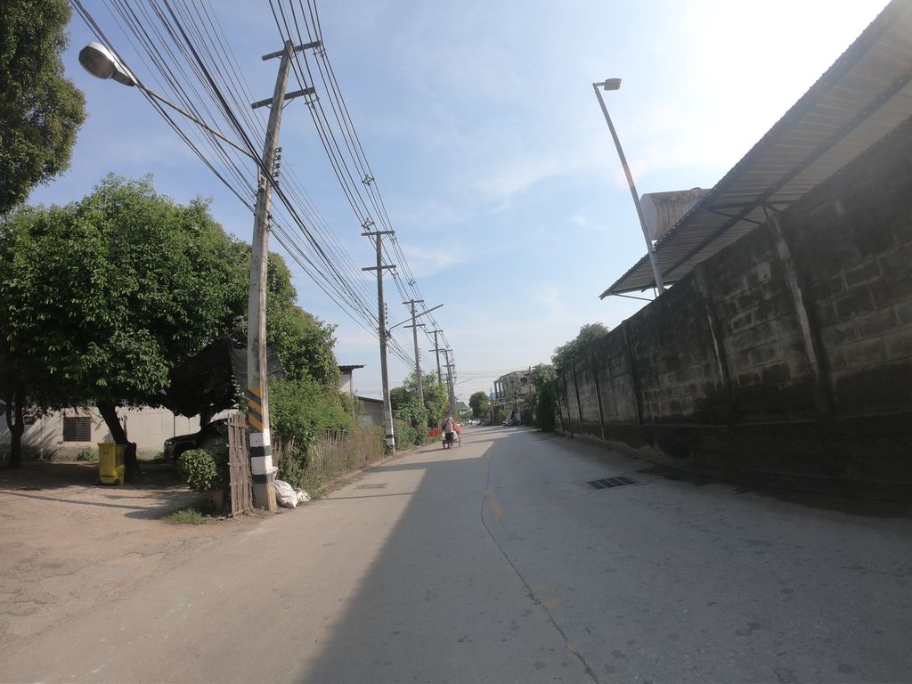ภาพถนนตรงที่ สำนักงานแขวงกาวิละ ตั้งอยู่ ถ่ายโดย chanuwath_grab พ.ศ. 2562 (2019) · A street-level view of where สำนักงานแขวงกาวิละ · Samnakngan Khwaengkaola stands, by chanuwath_grab in 2562 (2019)
