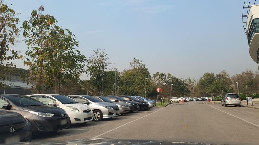 ภาพถนนตรงที่ ที่จอดรถ · ห่างประตูท่าแพ 6.4 กม. ทางตะวันตกเฉียงใต้ ตั้งอยู่ ถ่ายโดย jrcarlsen พ.ศ. 2565 (2022) · A street-level view of where Parking · 6.4 km south-west of Tha Phae Gate stands, by jrcarlsen in 2565 (2022)