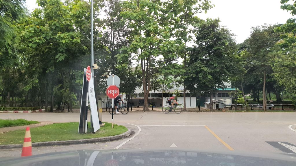 ภาพถนนตรงที่ ที่จอดรถ · ห่างประตูท่าแพ 6.6 กม. ทางตะวันตกเฉียงใต้ ตั้งอยู่ ถ่ายโดย jrcarlsen พ.ศ. 2564 (2021) · A street-level view of where Parking · 6.6 km south-west of Tha Phae Gate stands, by jrcarlsen in 2564 (2021)