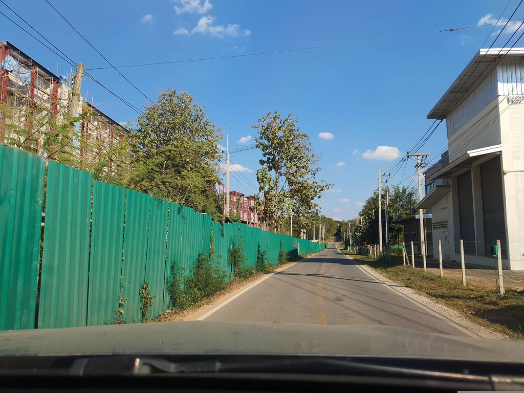 ภาพถนนตรงที่ ที่จอดรถ · ห่างประตูท่าแพ 6.5 กม. ทางตะวันตก ตั้งอยู่ ถ่ายโดย jrcarlsen พ.ศ. 2566 (2023) · A street-level view of where Parking · 6.5 km west of Tha Phae Gate stands, by jrcarlsen in 2566 (2023)