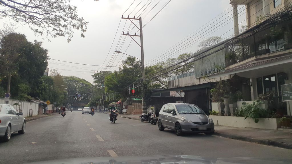 ภาพถนนตรงที่ ที่จอดรถ · นอกเวียง ทางตะวันออกเฉียงใต้ ห่างคูเมือง 1.9 กม. ตั้งอยู่ ถ่ายโดย jrcarlsen พ.ศ. 2565 (2022) · A street-level view of where Parking · Outside the moat to the south-east, 1.9 km from the water stands, by jrcarlsen in 2565 (2022)