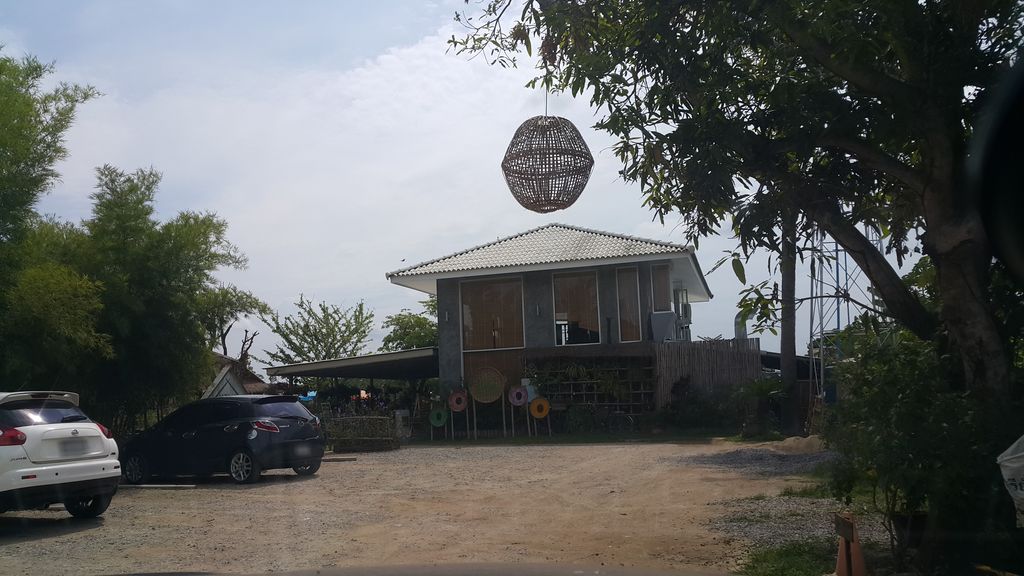 ภาพถนนตรงที่ ที่จอดรถ · ย่านสารภี ตั้งอยู่ ถ่ายโดย jrcarlsen พ.ศ. 2561 (2018) · A street-level view of where Parking · Saraphi stands, by jrcarlsen in 2561 (2018)