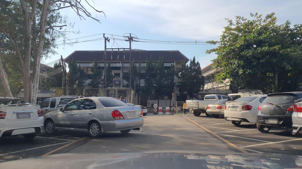 ภาพถนนตรงที่ ที่จอดรถ · ย่านแม่ริม ตั้งอยู่ ถ่ายโดย jrcarlsen พ.ศ. 2565 (2022) · A street-level view of where Parking · Mae Rim stands, by jrcarlsen in 2565 (2022)