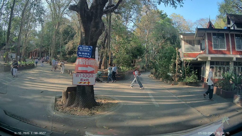 ภาพถนนตรงที่ ที่จอดริมถนน · ในบริเวณวัดอุโมงค์ ตั้งอยู่ ถ่ายโดย ThailandCambodia พ.ศ. 2569 (2026) · A street-level view of where Street-side parking · in the grounds of Wat Umong stands, by ThailandCambodia in 2569 (2026)