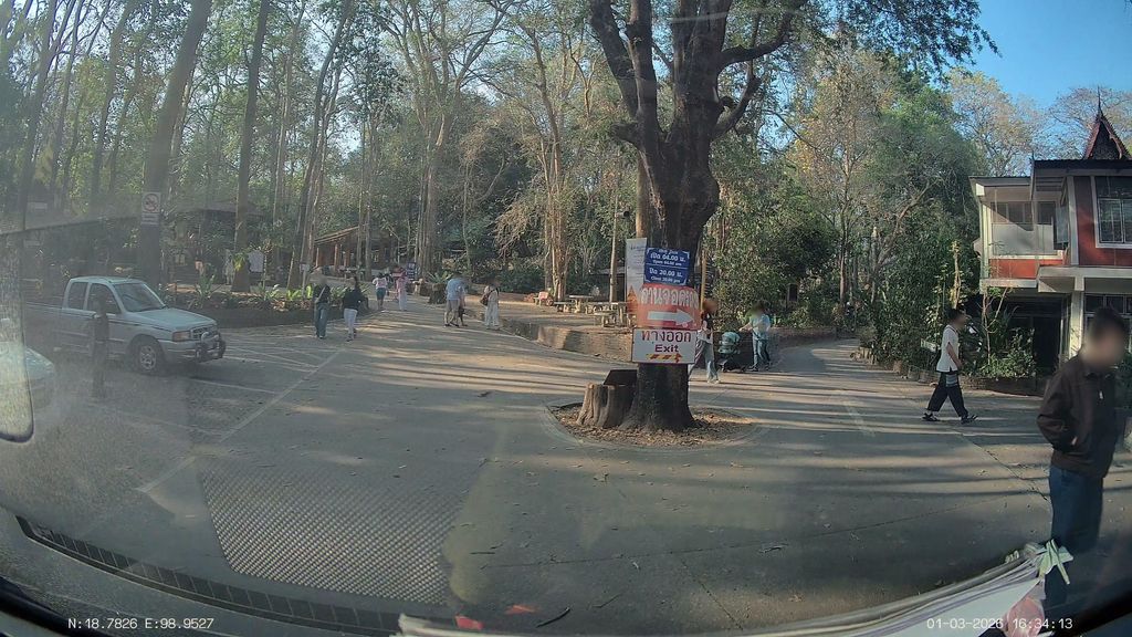 ภาพถนนตรงที่ ที่จอดริมถนน · ในบริเวณวัดอุโมงค์ ตั้งอยู่ ถ่ายโดย ThailandCambodia พ.ศ. 2569 (2026) · A street-level view of where Street-side parking · in the grounds of Wat Umong stands, by ThailandCambodia in 2569 (2026)