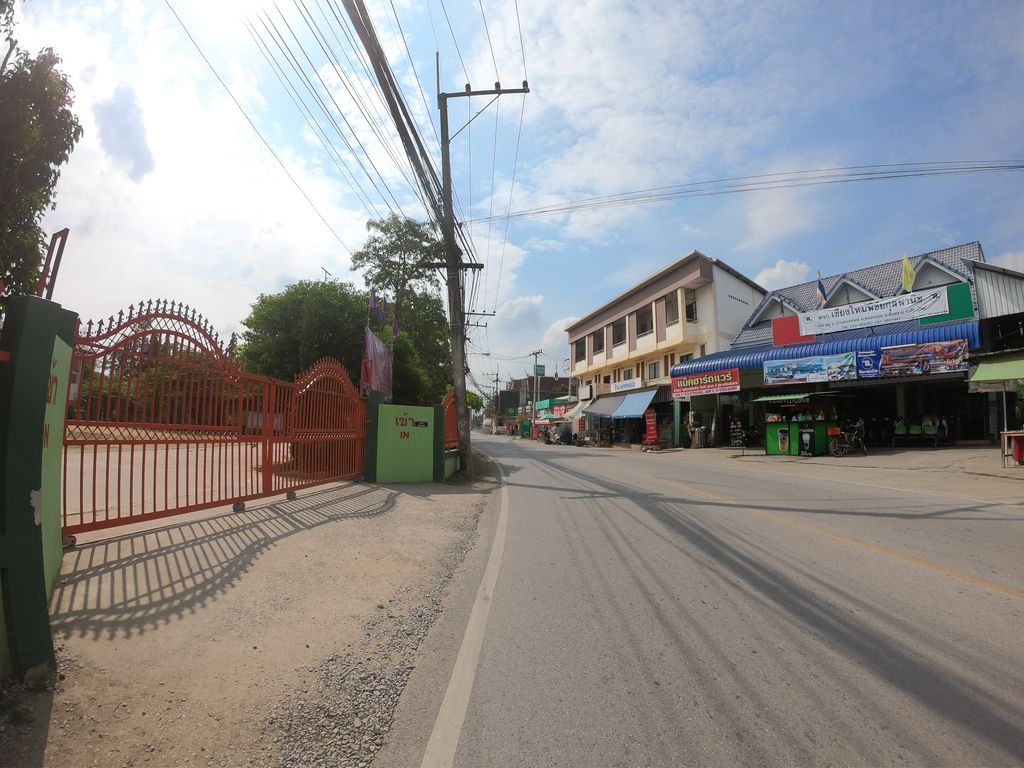ภาพถนนตรงที่ โรงเรียนบ้านหนองไคร้ ตั้งอยู่ ถ่ายโดย chanuwath_grab พ.ศ. 2562 (2019) · A street-level view of where Baan Nongkrai School stands, by chanuwath_grab in 2562 (2019)