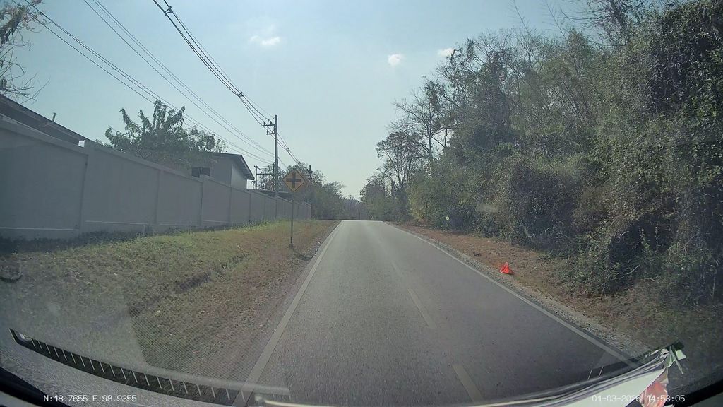 ภาพถนนตรงที่ ที่จอดรถ · ห่างประตูท่าแพ 6.6 กม. ทางตะวันตก ตั้งอยู่ ถ่ายโดย ThailandCambodia พ.ศ. 2569 (2026) · A street-level view of where Parking · 6.6 km west of Tha Phae Gate stands, by ThailandCambodia in 2569 (2026)
