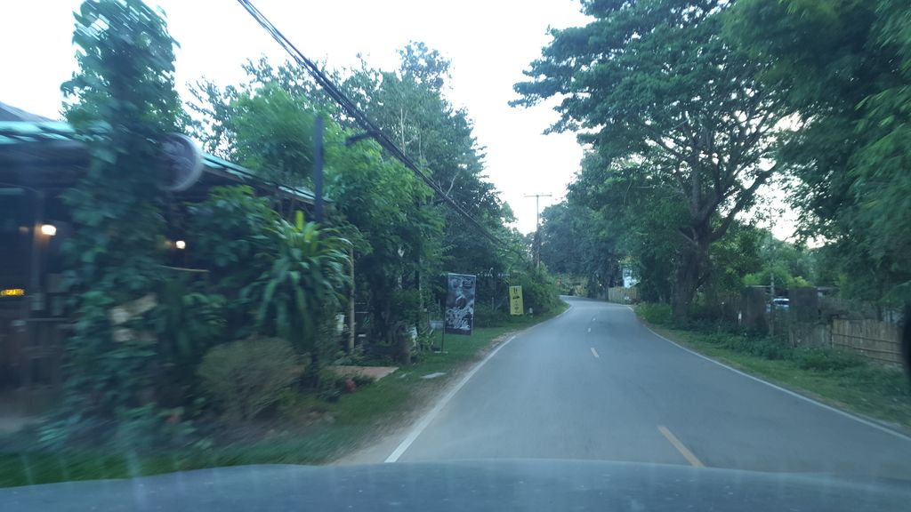 ภาพถนนตรงที่ ที่จอดรถ Chiang Dao Hut Resort · ย่านแม่แตง-เชียงดาว ตั้งอยู่ ถ่ายโดย jrcarlsen พ.ศ. 2562 (2019) · A street-level view of where Parking — Chiang Dao Hut Resort · Mae Taeng & Chiang Dao stands, by jrcarlsen in 2562 (2019)