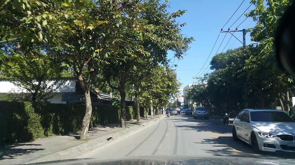ภาพถนนตรงที่ ลานจอดรถ PRC · นอกเวียง ทางตะวันออกเฉียงเหนือ ห่างคูเมือง 1.2 กม. ตั้งอยู่ ถ่ายโดย jrcarlsen พ.ศ. 2561 (2018) · A street-level view of where Car park — PRC · Outside the moat to the north-east, 1.2 km from the water stands, by jrcarlsen in 2561 (2018)