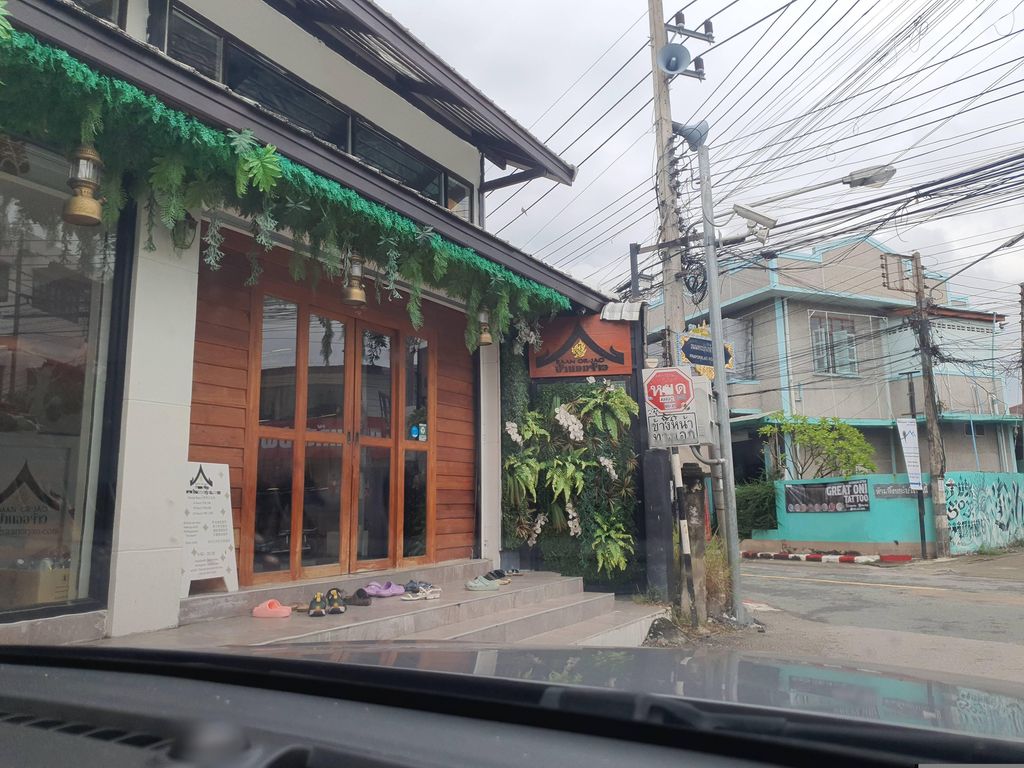 ภาพถนนตรงที่ Baan Orjao ตั้งอยู่ ถ่ายโดย jrcarlsen พ.ศ. 2566 (2023) · A street-level view of where Baan Orjao stands, by jrcarlsen in 2566 (2023)