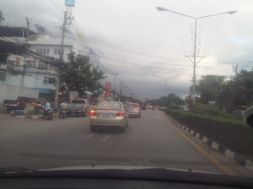 ภาพถนนตรงที่ ที่จอดรถ · ห่างบ่อสร้าง 520 ม. ไปทางตะวันตกเฉียงใต้ ตั้งอยู่ ถ่ายโดย noochjaree พ.ศ. 2561 (2018) · A street-level view of where Parking · 520 m south-west of Bo Sang stands, by noochjaree in 2561 (2018)