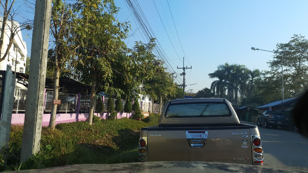 ภาพถนนตรงที่ ที่จอดรถ · ย่านสันกำแพง ตั้งอยู่ ถ่ายโดย jrcarlsen พ.ศ. 2562 (2019) · A street-level view of where Parking · San Kamphaeng stands, by jrcarlsen in 2562 (2019)