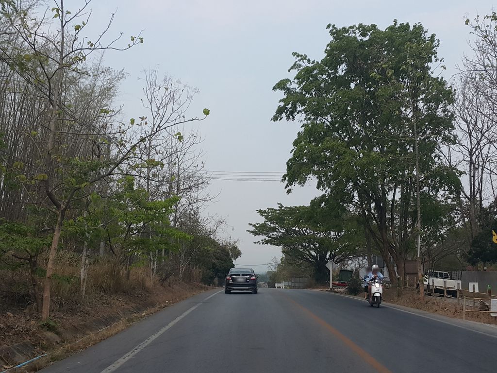ภาพถนนตรงที่ ที่จอดรถ · ย่านแม่ริม ตั้งอยู่ ถ่ายโดย jrcarlsen พ.ศ. 2559 (2016) · A street-level view of where Parking · Mae Rim stands, by jrcarlsen in 2559 (2016)