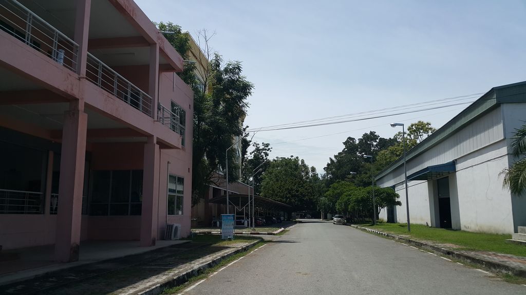 ภาพถนนตรงที่ ที่จอดรถ · ย่านสันกำแพง ตั้งอยู่ ถ่ายโดย jrcarlsen พ.ศ. 2559 (2016) · A street-level view of where Parking · San Kamphaeng stands, by jrcarlsen in 2559 (2016)