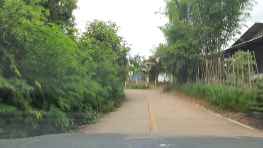 ภาพถนนตรงที่ ที่จอดรถ · ย่านแม่ริม ตั้งอยู่ ถ่ายโดย jrcarlsen พ.ศ. 2564 (2021) · A street-level view of where Parking · Mae Rim stands, by jrcarlsen in 2564 (2021)