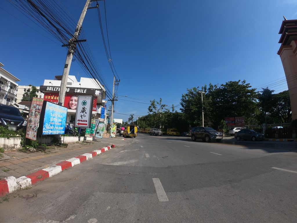 ภาพถนนตรงที่ ลานจอดรถ · ใกล้ประตูช้างเผือก 760 ม. ตั้งอยู่ ถ่ายโดย chanuwath_grab พ.ศ. 2562 (2019) · A street-level view of where Car park · 760 m from Chang Phueak Gate stands, by chanuwath_grab in 2562 (2019)