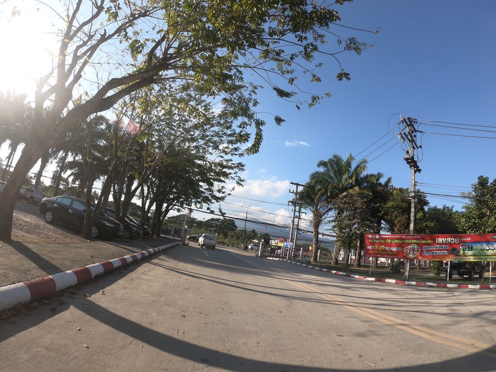 ภาพถนนตรงที่ ลานจอดรถ · ห่างประตูท่าแพ 5.7 กม. ทางตะวันตกเฉียงใต้ ตั้งอยู่ ถ่ายโดย chanuwath_grab พ.ศ. 2562 (2019) · A street-level view of where Car park · 5.7 km south-west of Tha Phae Gate stands, by chanuwath_grab in 2562 (2019)