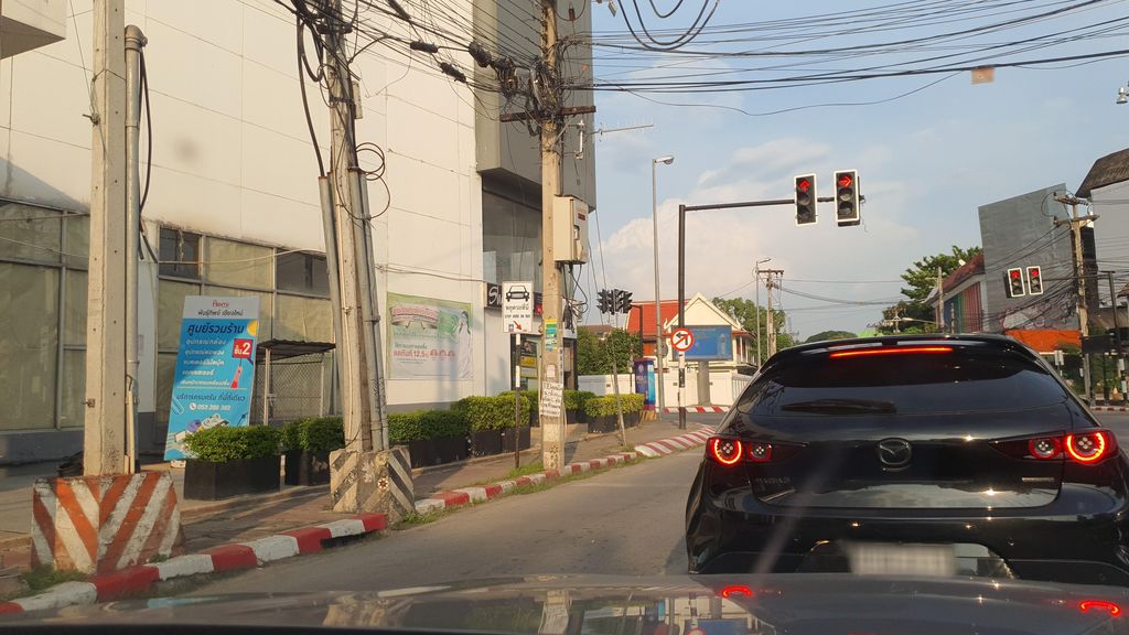 ภาพถนนตรงที่ ลานจอดรถ · นอกเวียง ทางตะวันออกเฉียงใต้ ห่างคูเมือง 710 ม. ตั้งอยู่ ถ่ายโดย jrcarlsen พ.ศ. 2564 (2021) · A street-level view of where Car park · Outside the moat to the south-east, 710 m from the water stands, by jrcarlsen in 2564 (2021)