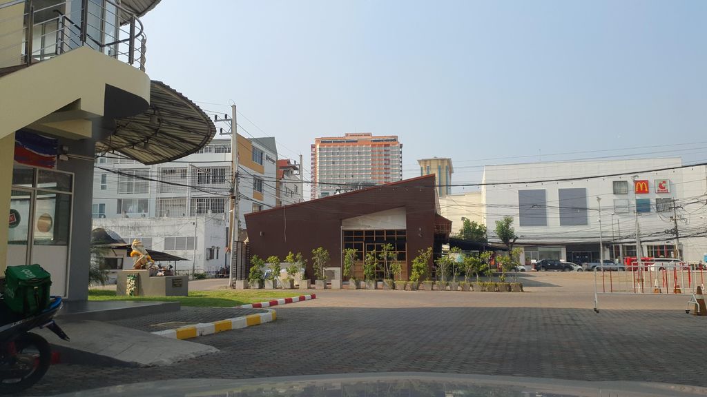 ภาพถนนตรงที่ ลานจอดรถ · นอกเวียง ทางตะวันออกเฉียงใต้ ห่างคูเมือง 690 ม. ตั้งอยู่ ถ่ายโดย jrcarlsen พ.ศ. 2565 (2022) · A street-level view of where Car park · Outside the moat to the south-east, 690 m from the water stands, by jrcarlsen in 2565 (2022)