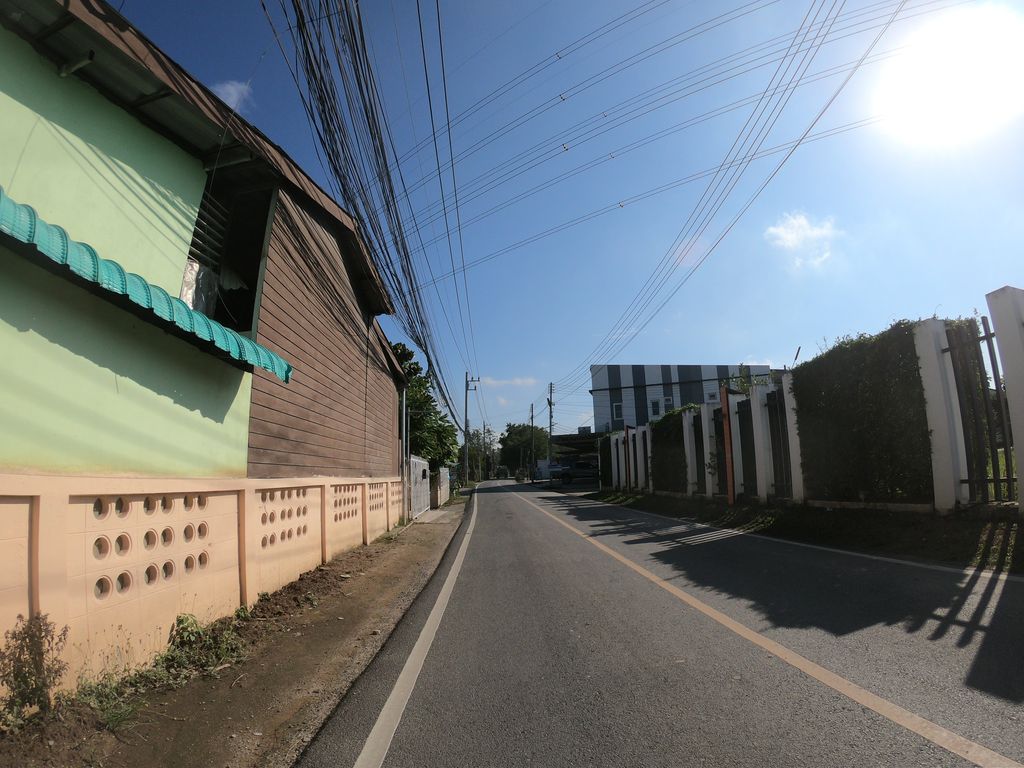 ภาพถนนตรงที่ ที่จอดรถ · ย่านสารภี ตั้งอยู่ ถ่ายโดย chanuwath_grab พ.ศ. 2562 (2019) · A street-level view of where Parking · Saraphi stands, by chanuwath_grab in 2562 (2019)