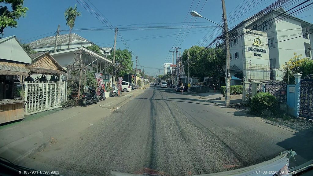 ภาพถนนตรงที่ ที่จอดรถ · ใกล้ประตูสวนดอก 440 ม. ตั้งอยู่ ถ่ายโดย ThailandCambodia พ.ศ. 2569 (2026) · A street-level view of where Parking · 440 m from Suan Dok Gate stands, by ThailandCambodia in 2569 (2026)