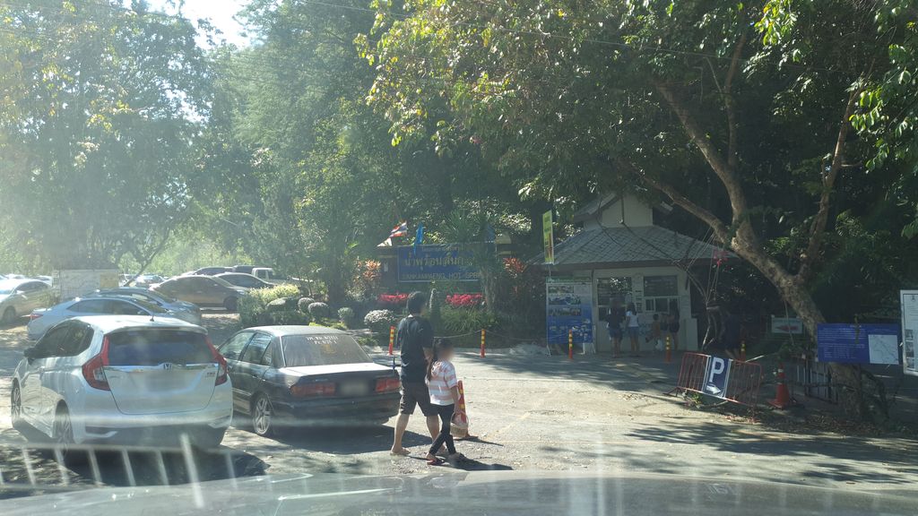 ภาพถนนตรงที่ San Kamphaeng Hot Spring Parking ตั้งอยู่ ถ่ายโดย jrcarlsen พ.ศ. 2562 (2019) · A street-level view of where San Kamphaeng Hot Spring Parking stands, by jrcarlsen in 2562 (2019)