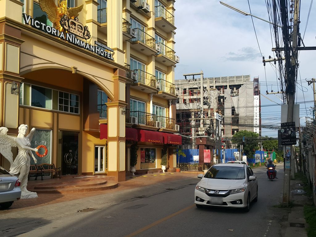 ภาพถนนตรงที่ ที่จอดรถ · นอกเวียง ทางตะวันตกเฉียงเหนือ ห่างคูเมือง 1.0 กม. ตั้งอยู่ ถ่ายโดย jrcarlsen พ.ศ. 2558 (2015) · A street-level view of where Parking · Outside the moat to the north-west, 1.0 km from the water stands, by jrcarlsen in 2558 (2015)