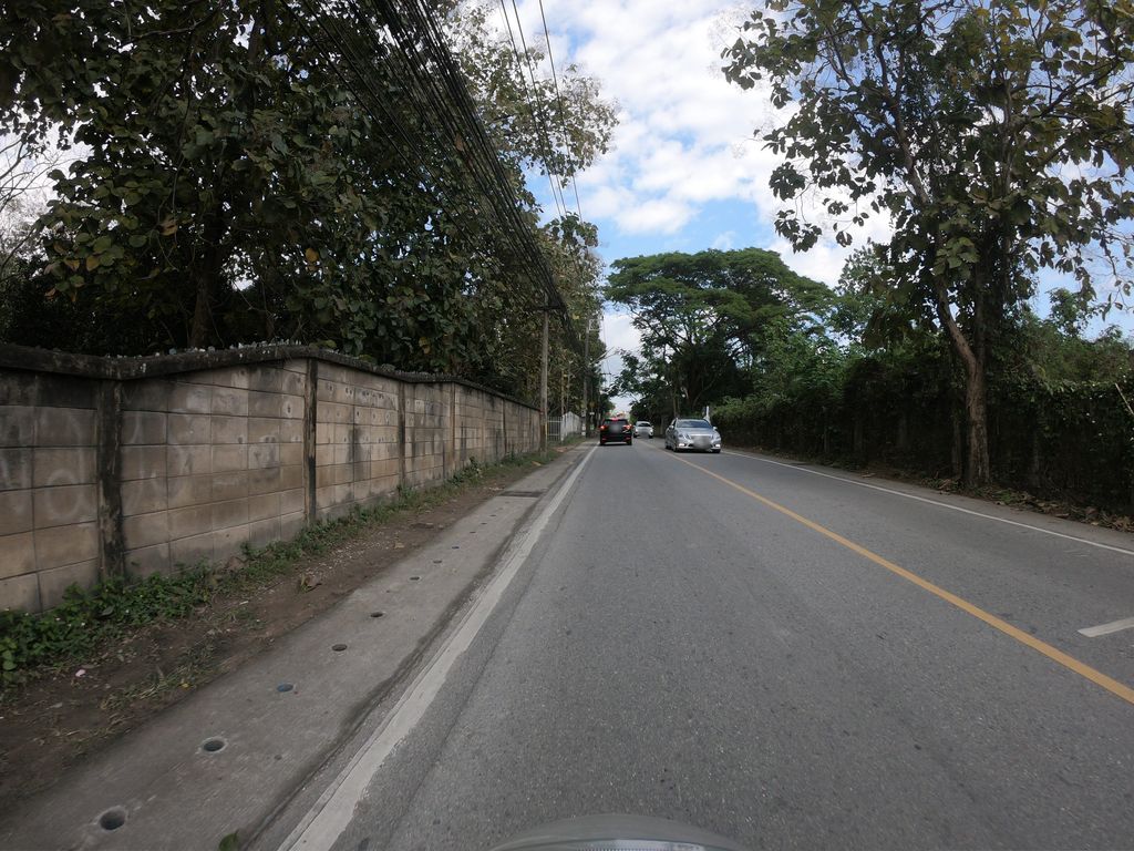ภาพถนนตรงที่ Beans of us Coffee Roaster ตั้งอยู่ ถ่ายโดย chanuwath_grab พ.ศ. 2562 (2019) · A street-level view of where Beans of us Coffee Roaster stands, by chanuwath_grab in 2562 (2019)