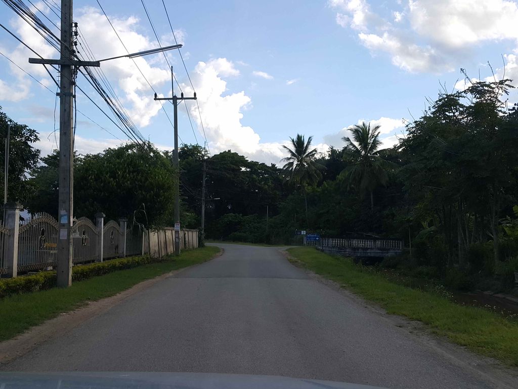 ภาพถนนตรงที่ แซ่บฮิมเหมือง ตั้งอยู่ ถ่ายโดย jrcarlsen พ.ศ. 2558 (2015) · A street-level view of where แซ่บฮิมเหมือง · Saep Himmueang stands, by jrcarlsen in 2558 (2015)