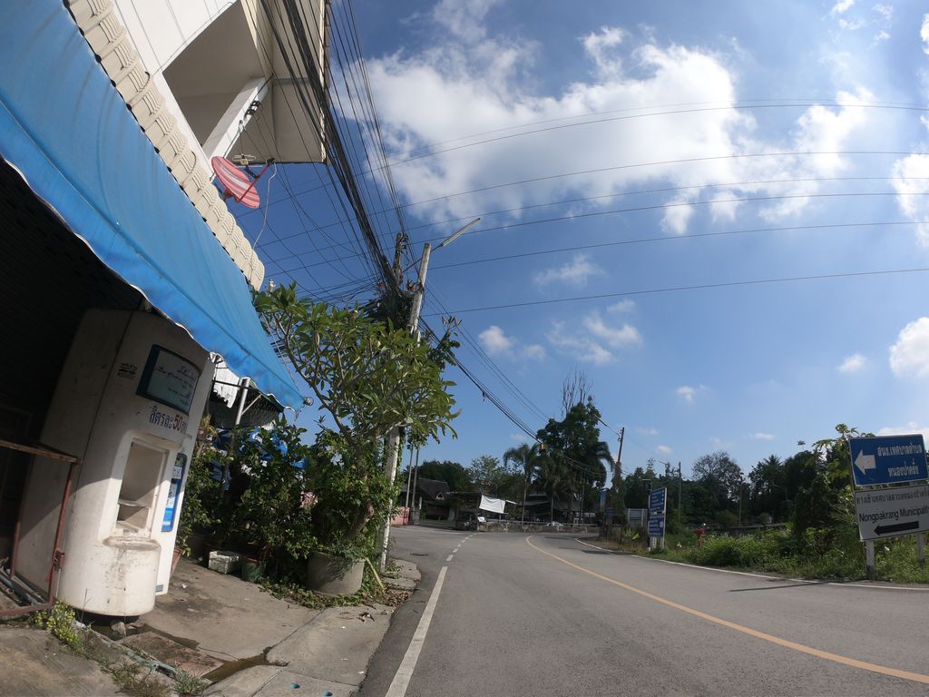 ภาพถนนตรงที่ ร้านเชียงใหม่ ไหมเมือง ตั้งอยู่ ถ่ายโดย chanuwath_grab พ.ศ. 2562 (2019) · A street-level view of where ร้านเชียงใหม่ ไหมเมือง · Ran Chiang Mai Maimueang stands, by chanuwath_grab in 2562 (2019)
