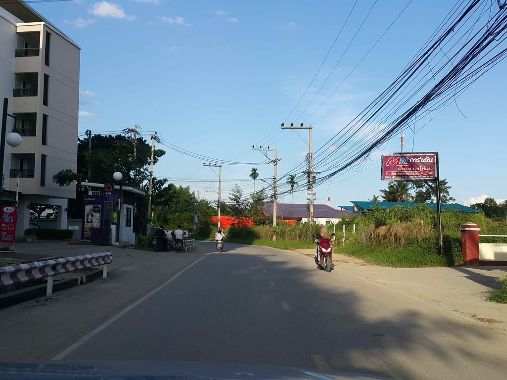 ภาพถนนตรงที่ หอพักข้าวฟ่าง ตั้งอยู่ ถ่ายโดย jrcarlsen พ.ศ. 2558 (2015) · A street-level view of where หอพักข้าวฟ่าง · Khaofang Dormitory stands, by jrcarlsen in 2558 (2015)