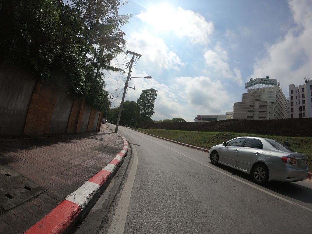 ภาพถนนตรงที่ ประตู่ท่าแพร ตั้งอยู่ ถ่ายโดย chanuwath_grab พ.ศ. 2562 (2019) · A street-level view of where ประตู่ท่าแพร · Pratuthaphrae stands, by chanuwath_grab in 2562 (2019)