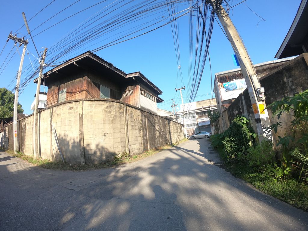 ภาพถนนตรงที่ ร้านแซงคิว ตั้งอยู่ ถ่ายโดย chanuwath_grab พ.ศ. 2562 (2019) · A street-level view of where ร้านแซงคิว · Ran Saeng Khio stands, by chanuwath_grab in 2562 (2019)
