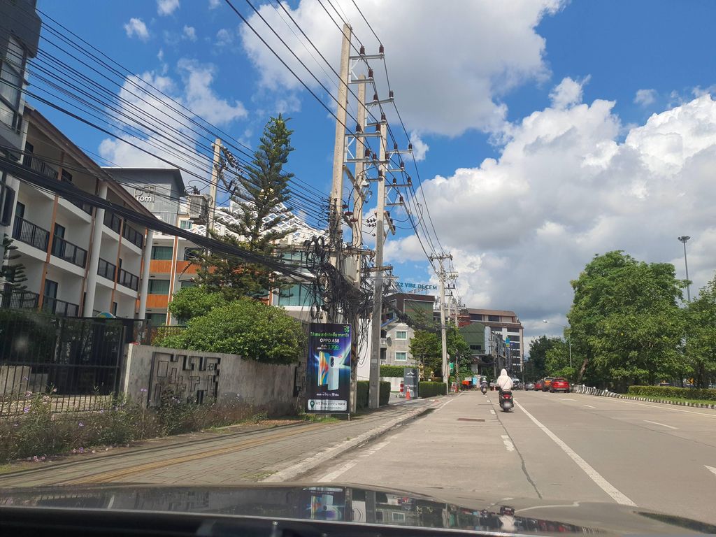ภาพถนนตรงที่ Chiang Mai Condo ตั้งอยู่ ถ่ายโดย jrcarlsen พ.ศ. 2566 (2023) · A street-level view of where Chiang Mai Condo stands, by jrcarlsen in 2566 (2023)
