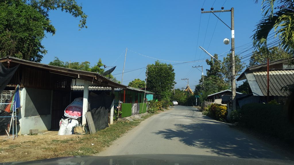 ภาพถนนตรงที่ หน้าบ้านคาเฟ่ ตั้งอยู่ ถ่ายโดย jrcarlsen พ.ศ. 2562 (2019) · A street-level view of where หน้าบ้านคาเฟ่ · Na Ban Café stands, by jrcarlsen in 2562 (2019)