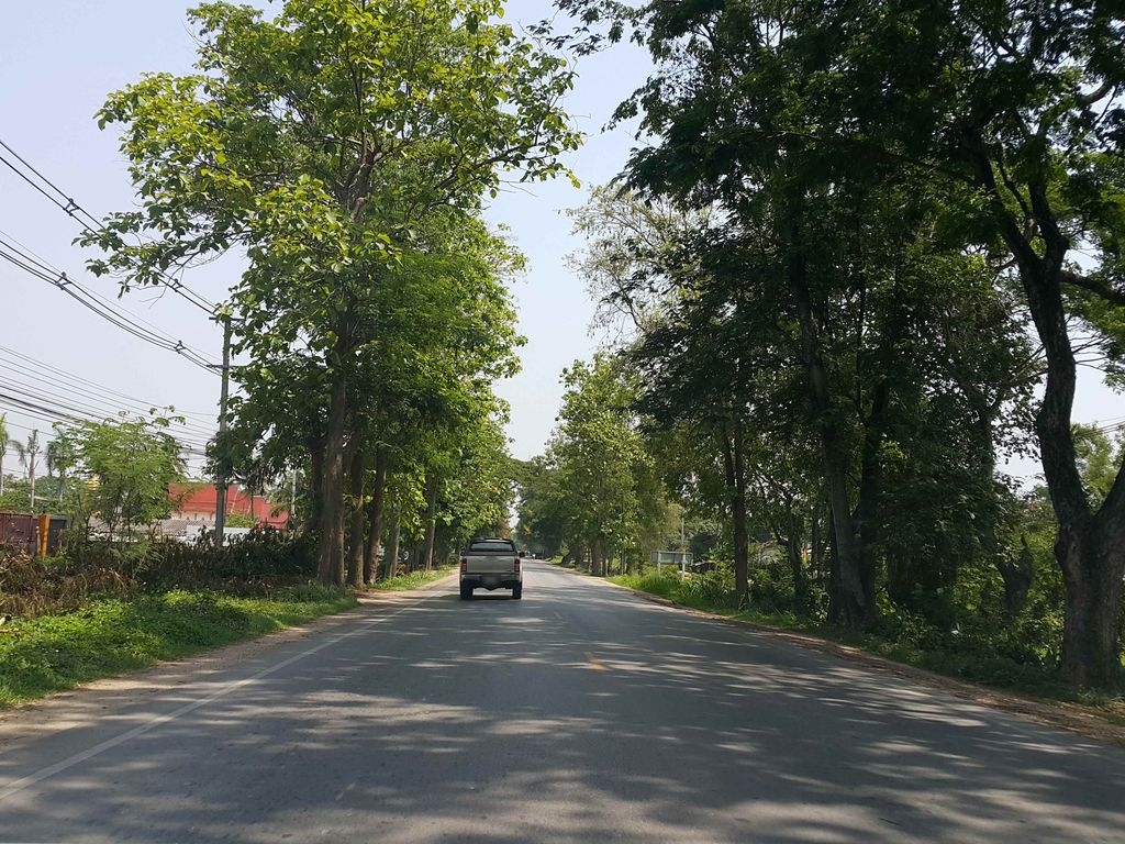 ภาพถนนตรงที่ บ่อตกปลาหอมอุ่น ตั้งอยู่ ถ่ายโดย jrcarlsen พ.ศ. 2558 (2015) · A street-level view of where บ่อตกปลาหอมอุ่น · Bo Tokpla Hom Un stands, by jrcarlsen in 2558 (2015)