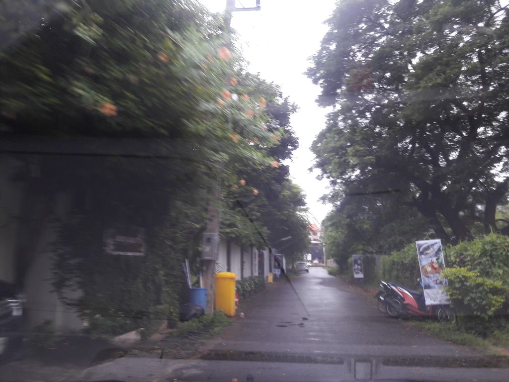 ภาพถนนตรงที่ Redbox Living ตั้งอยู่ ถ่ายโดย superbate พ.ศ. 2561 (2018) · A street-level view of where Redbox Living stands, by superbate in 2561 (2018)