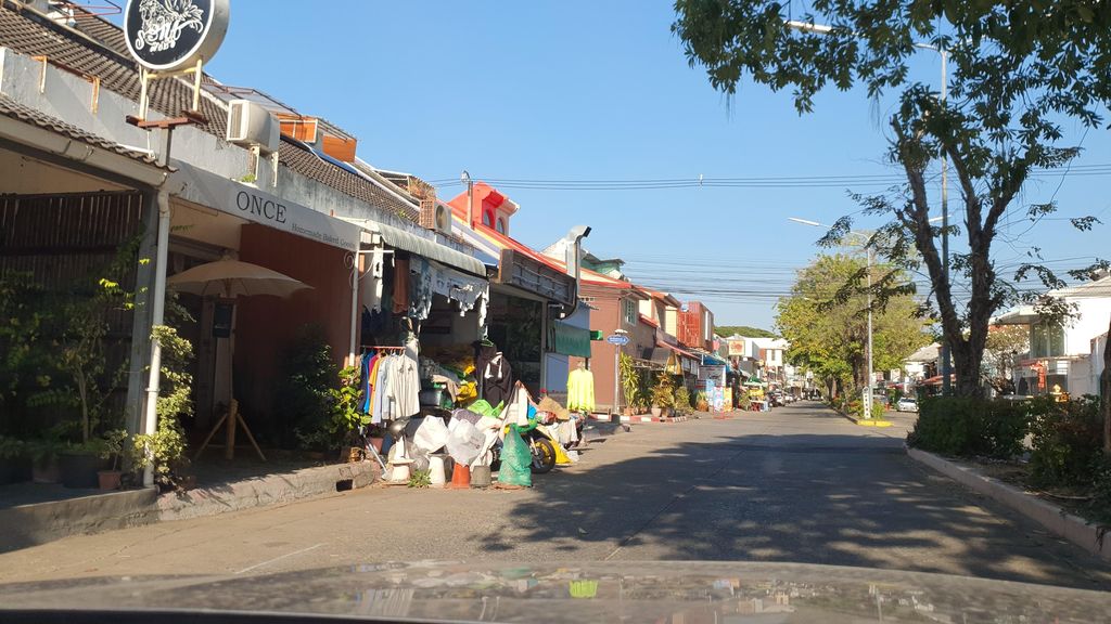 ภาพถนนตรงที่ กิ๊กพังแชร์ ตั้งอยู่ ถ่ายโดย jrcarlsen พ.ศ. 2565 (2022) · A street-level view of where กิ๊กพังแชร์ · Kikphangchae stands, by jrcarlsen in 2565 (2022)